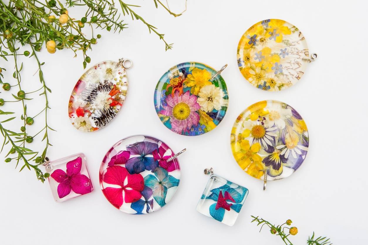 bijoux décorations boucles d'oreilles inspirées des saisons avec fleurs séchées colorées