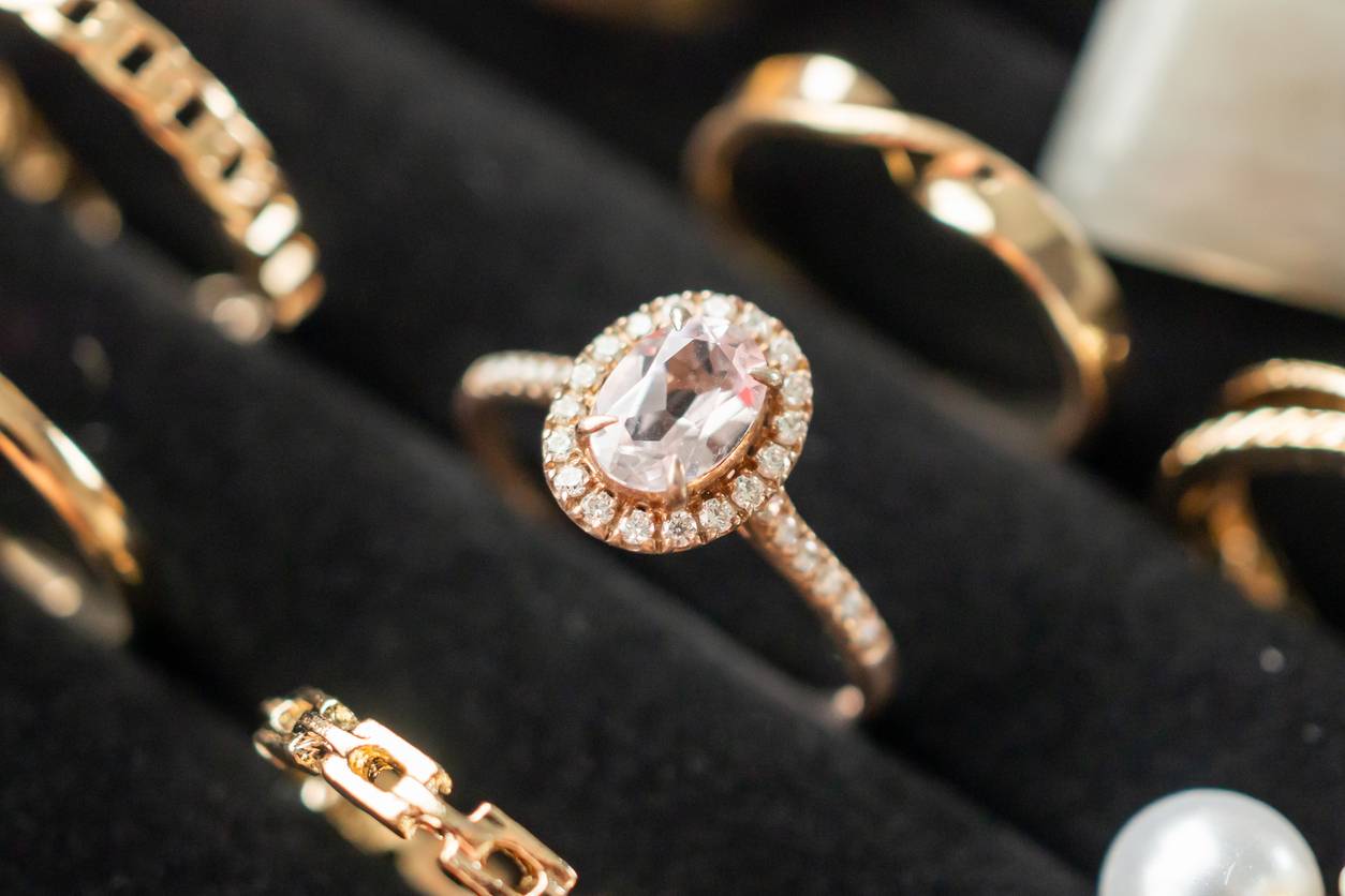 Bague en or vintage exposée sur un écrin en velours