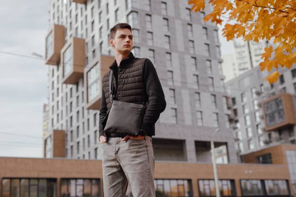 sac bandoulière homme tenue urbaine
