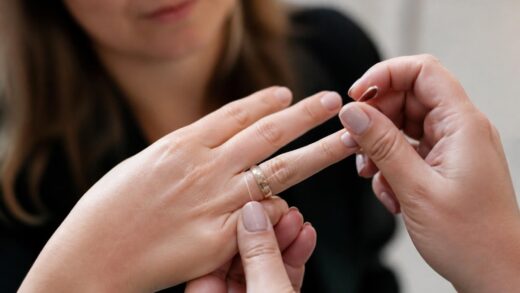 découvrez des astuces efficaces et sécurisées pour retirer une bague trop serrée sans douleur ni risque, afin de protéger vos doigts avec soin.